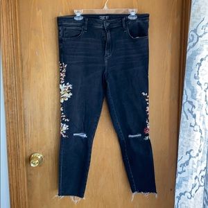 ✨Everything must go✨ embroidered ankle jeans